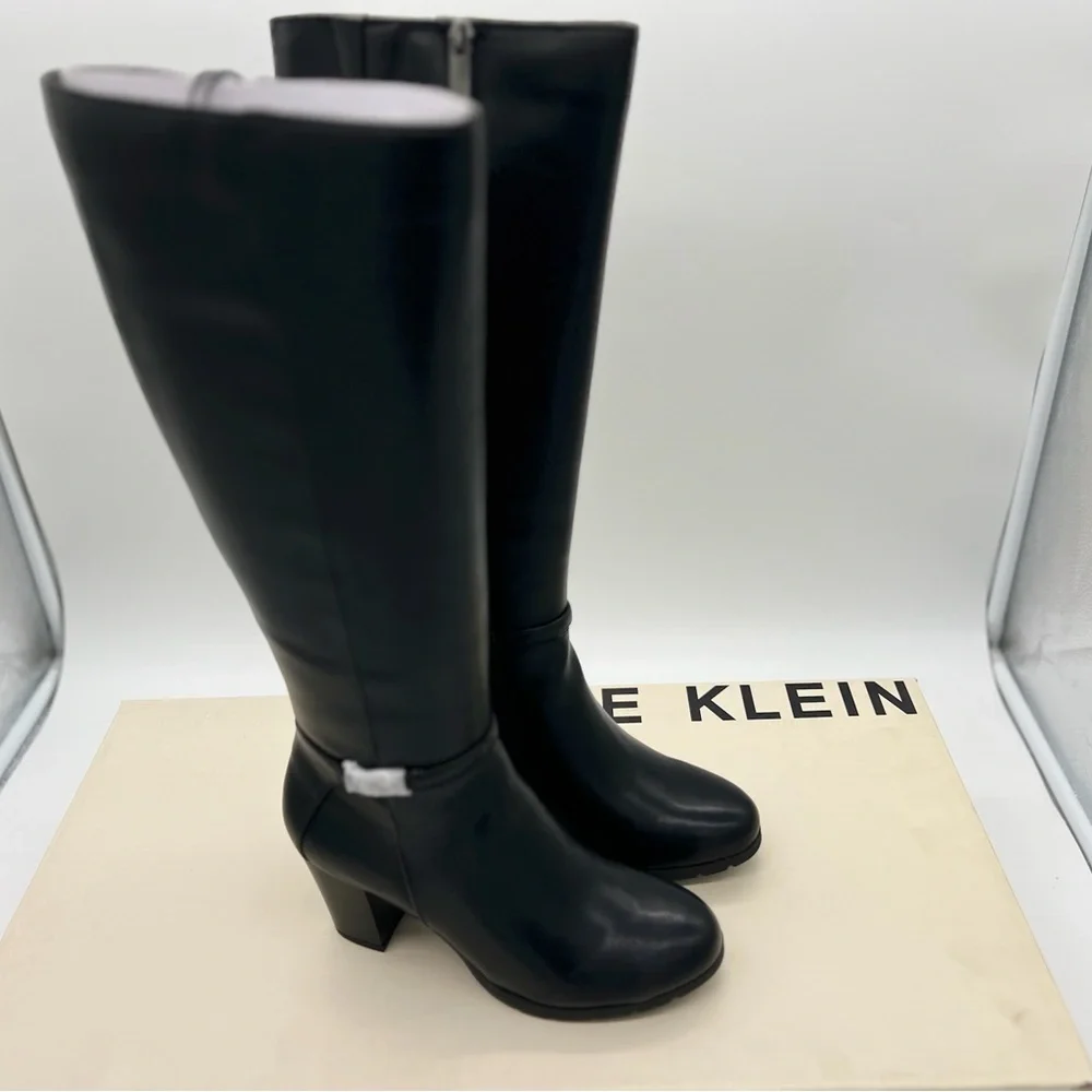 Anne Klein Women's Rya-W Fashion Boot, Black, Sz 5.5 Wide